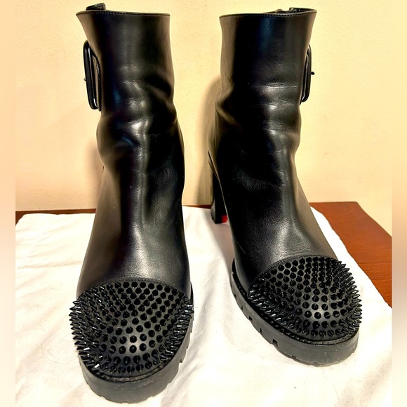 Christian Louboutin black Olivia Snow leather boots with spikes and side buckle. - Picture 3 of 8